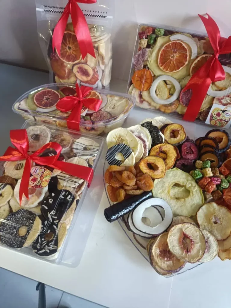 تصویر پک هدیه میوه خشک گلباران با بسته‌بندی شیک